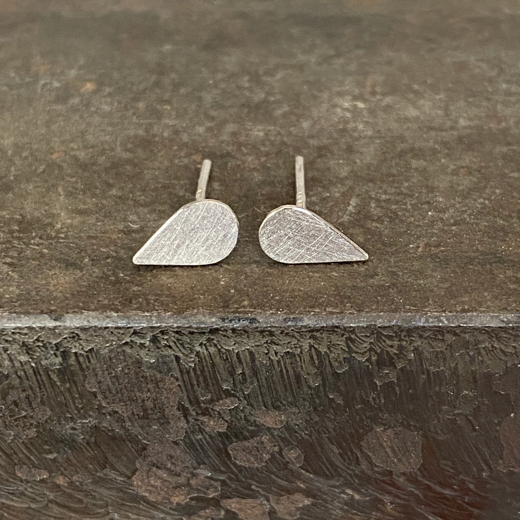 18ct White Gold Pear Studs