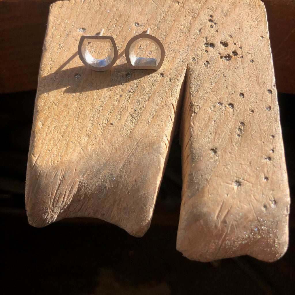 Tunnel Studs